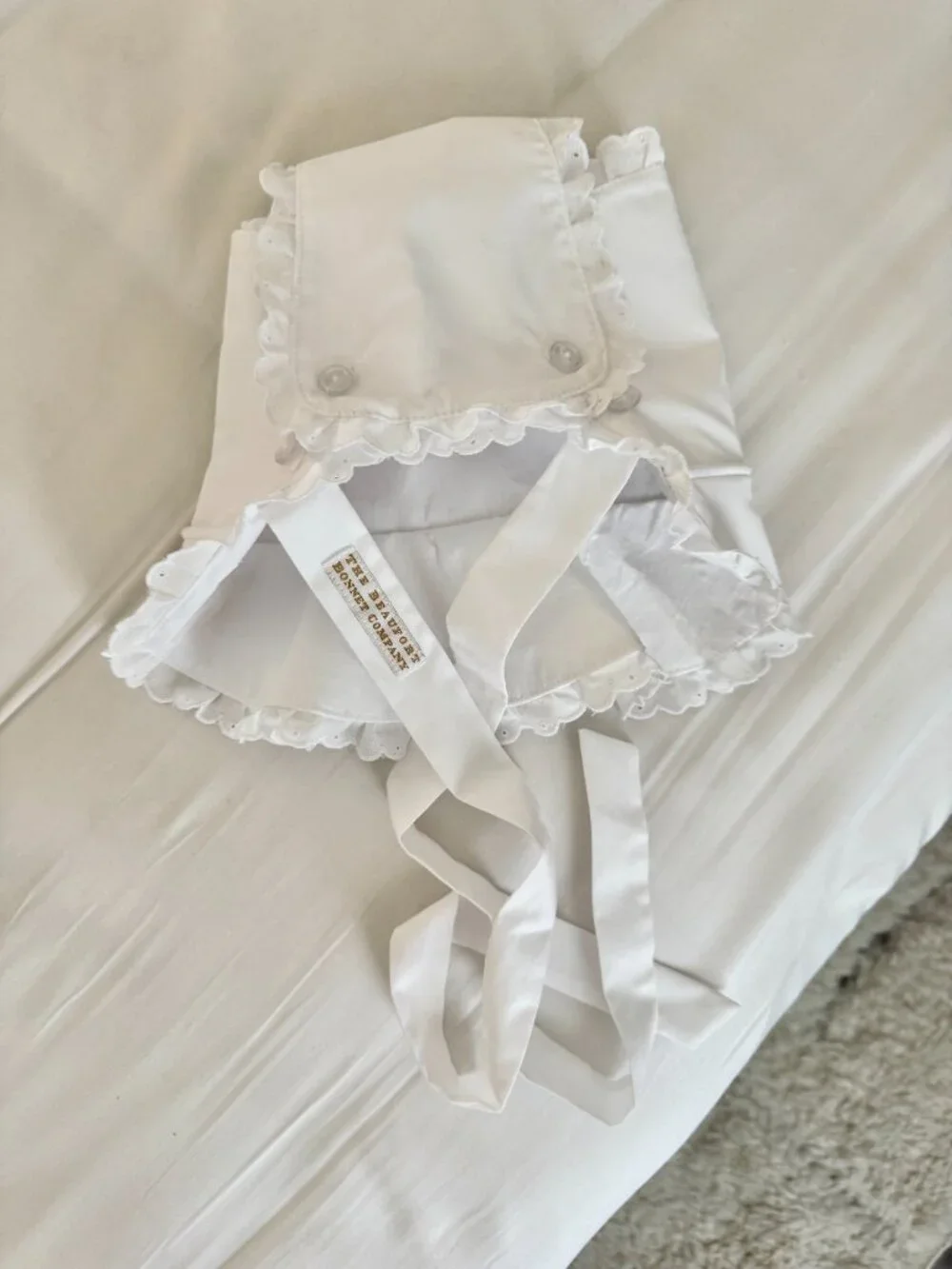The Beaufort Bonnet Company White Baby Bonnet with Scalloped Trim Small